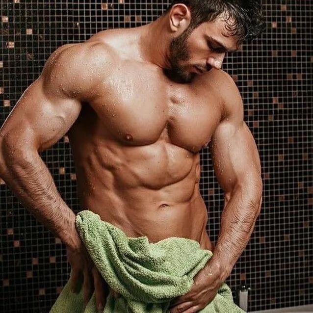 男性は陰茎の拡大運動の前にシャワーを浴びました