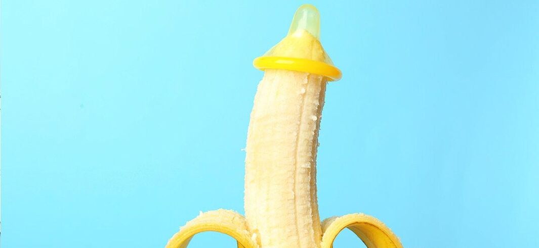 手術なしの陰茎の拡大の模倣としてのコンドームのバナナ