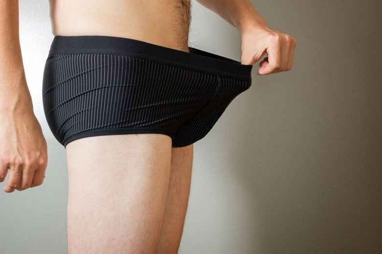 ソーダで拡大した後のペニスを見つめる男性